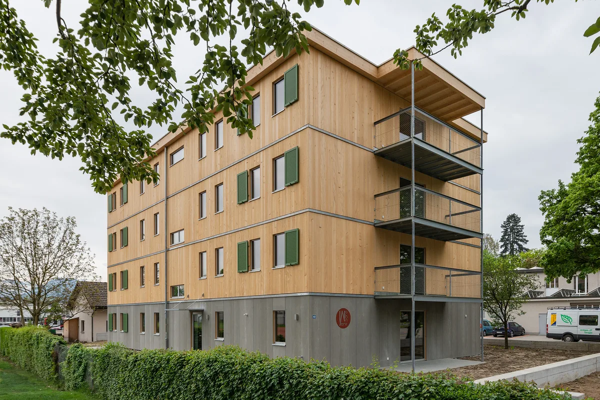 Ein vierstöckiger Wohnblock aus Holz. 